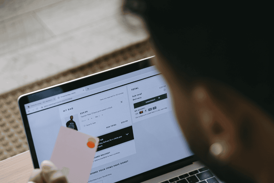 Client effectuant un paiement en ligne par carte bancaire sur un ordinateur portable, illustrant les solutions de paiement pour les petites entreprises.