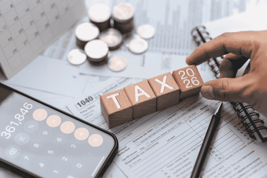 Calcul des taxes et des frais liés aux paiements en ligne à l’aide d’une calculatrice et de documents financiers