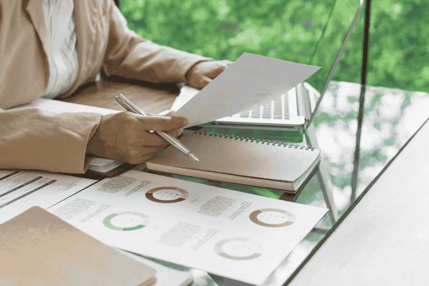 Professionnel analysant des graphiques financiers pour évaluer les solutions d’affacturage et de cession Dailly dans une entreprise B2B.