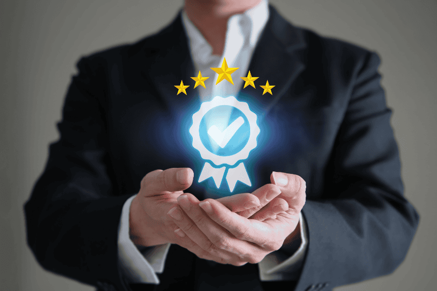 Chef d’entreprise tenant une icône de certification représentant la fiabilité et la sécurité offertes par l’assurance-crédit.