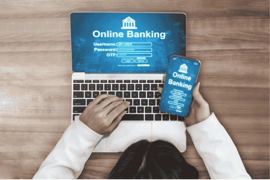 Interface de connexion à une banque en ligne affichée sur un ordinateur portable et un smartphone.