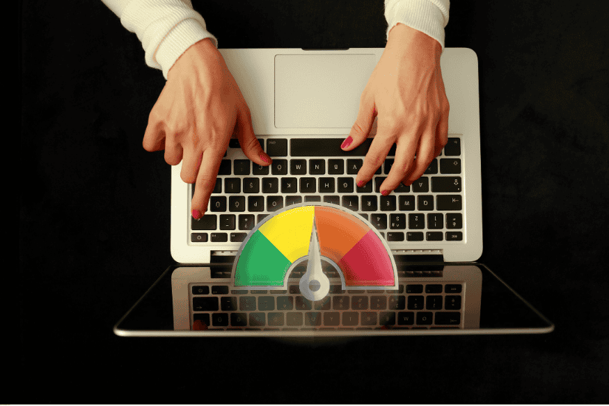 Illustration d’un indicateur de score de crédit projeté sur un ordinateur portable avec une femme qui tape sur le clavier.