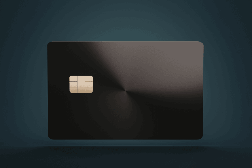 Carta bancaria nera su sfondo scuro, immagine che rappresenta il confronto tra carta a debito immediato e carta a debito differito.