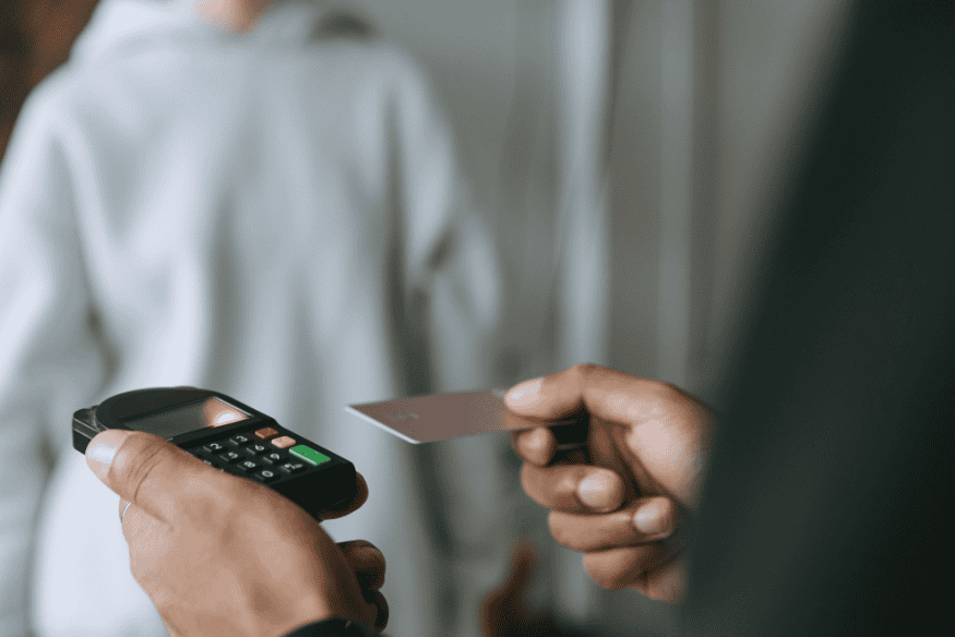 Débit immédiat ou débit différé : quelle carte bancaire choisir selon votre budget ?