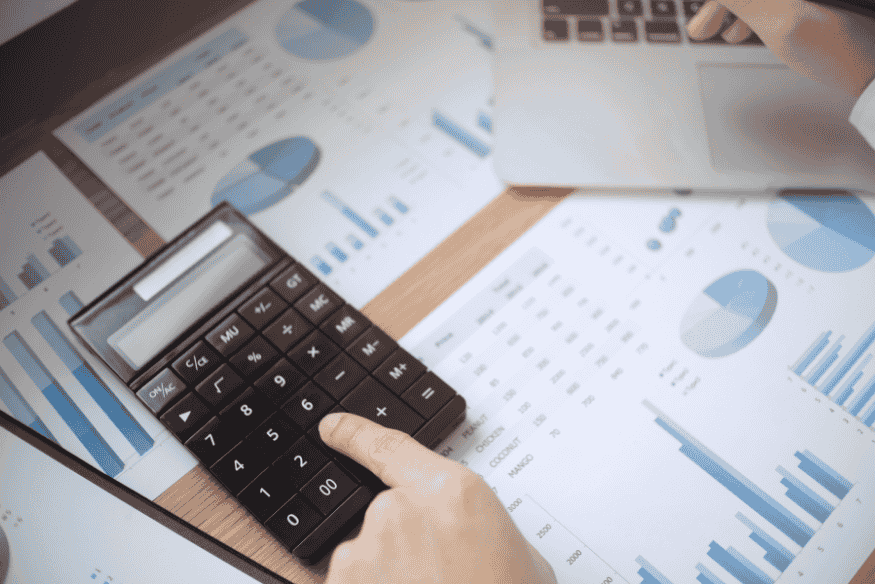 Calcul des frais d’acceptation carte sur des graphiques financiers pour évaluer le coût des transactions par TPE.