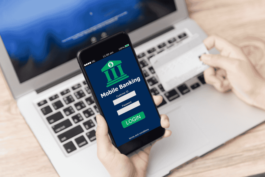 Application de banque mobile utilisée pour contrôler les cartes de crédit, les plafonds et les dates de prélèvement.