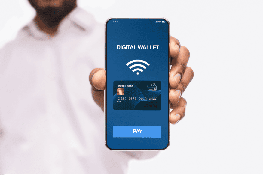 Application de portefeuille numérique affichée sur un smartphone tenu à la main.