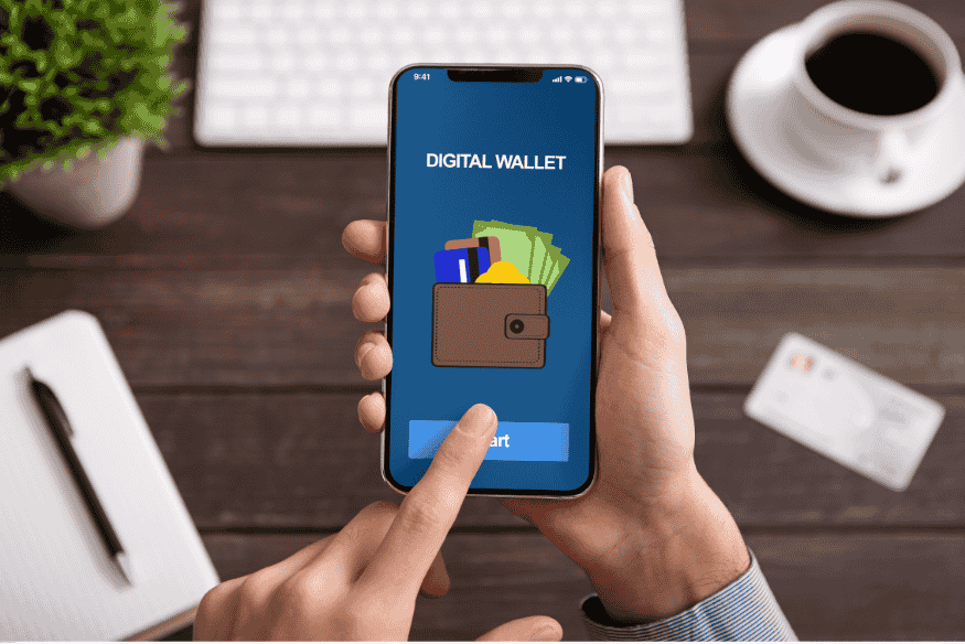 Utilisateur lançant un portefeuille numérique sur son téléphone à son bureau.
