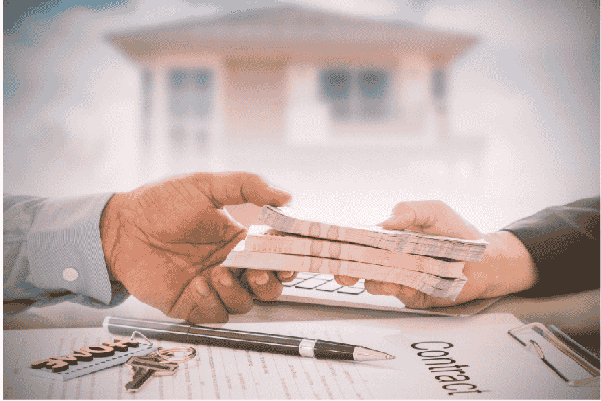 Échange d’argent liquide entre deux personnes au-dessus d’un contrat signé