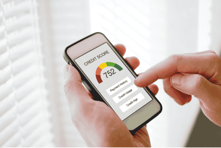 Écran de smartphone affichant un score de crédit élevé de 752 avec des options de suivi.
