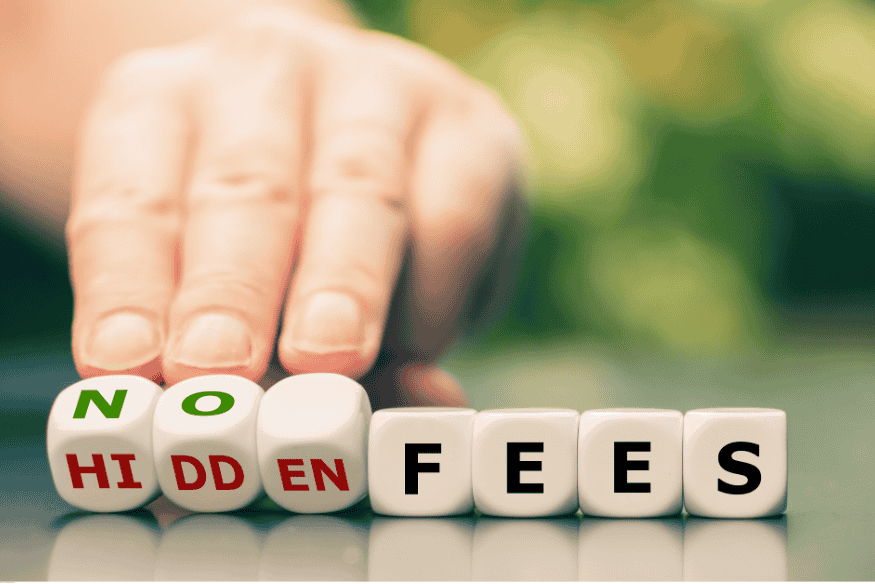 Dés avec les mots « No hidden fees » symbolisant la transparence.