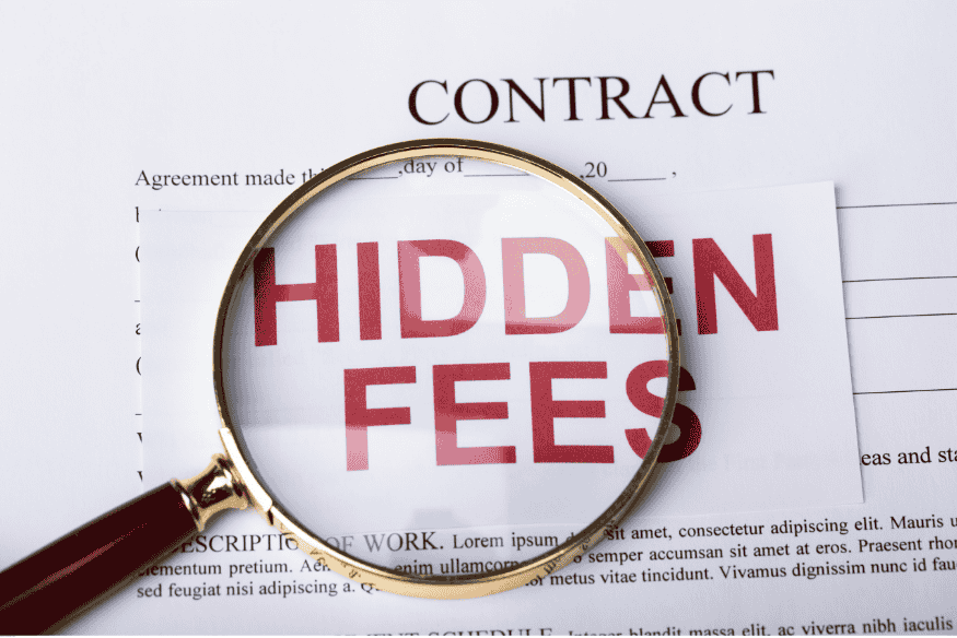 Loupe grossissant l’inscription « hidden fees » sur un contrat.