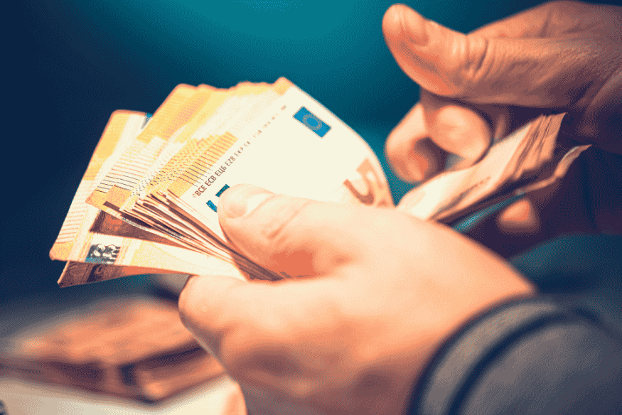 Main tenant plusieurs billets de banque en euros