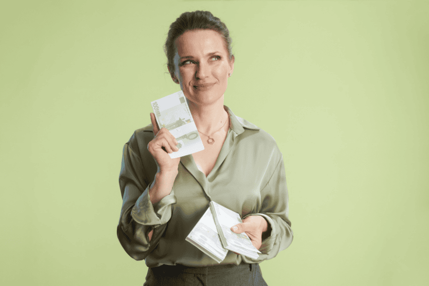 Femme souriante tenant des billets d’euros, symbolisant la réception rapide de paiements via le système SEPA B2B.